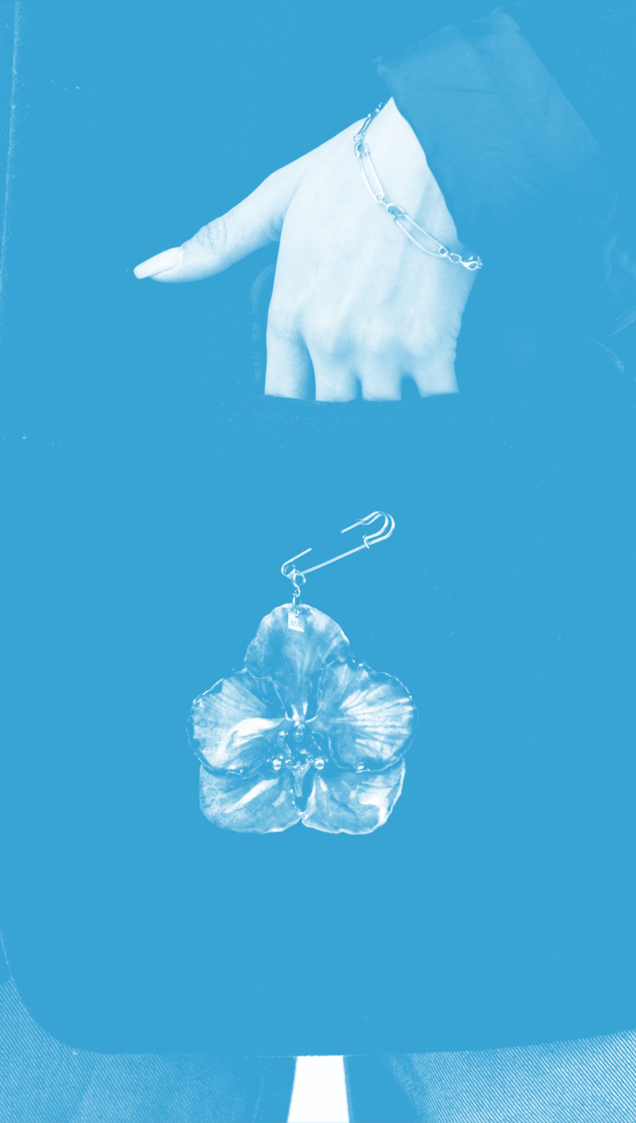 Handcrafted flower resin jewelry brooch by NUE Craft